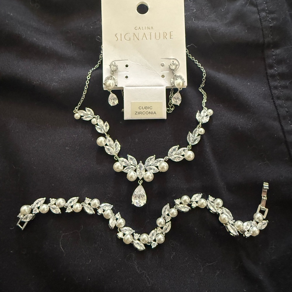Signature Silver and White Jewelry Set
